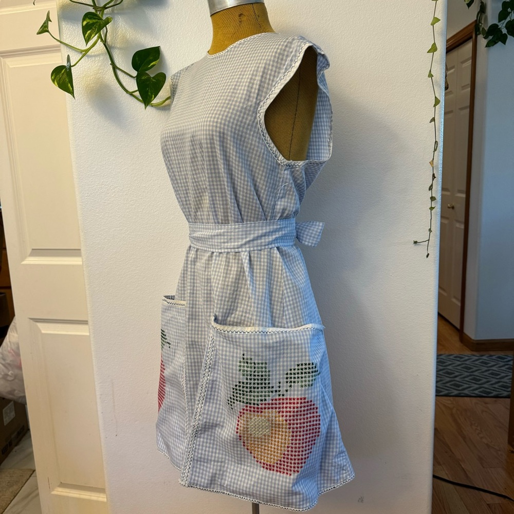 Vintage Gingham Apron with Apple Embroidery - Picture 6 of 10